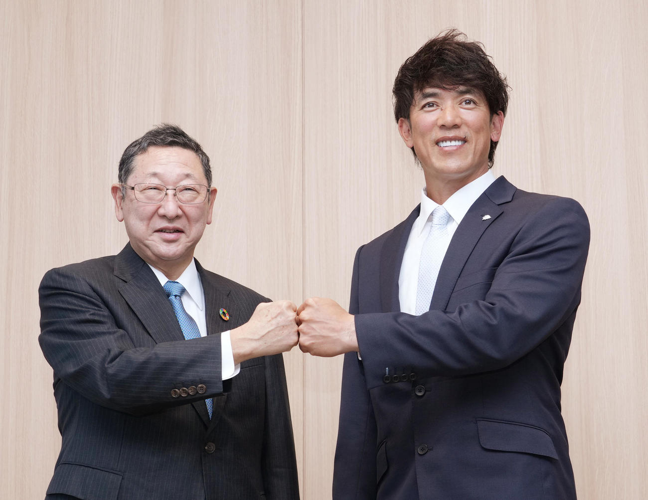 西武ホールディングス本社を訪れ就任のあいさつをした松井監督（右）は、後藤球団オーナーとグータッチをする（撮影・菅敏）