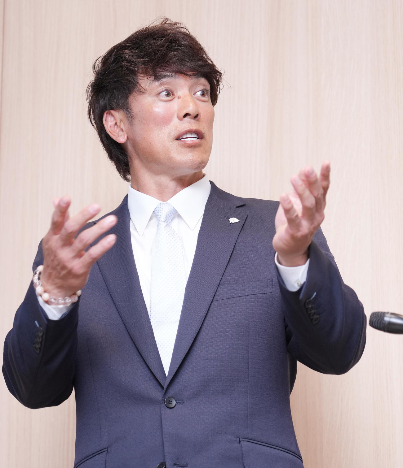 後藤球団オーナーに就任のあいさつを終えた西武松井監督は、記者の質問に笑顔で答える（撮影・菅敏）