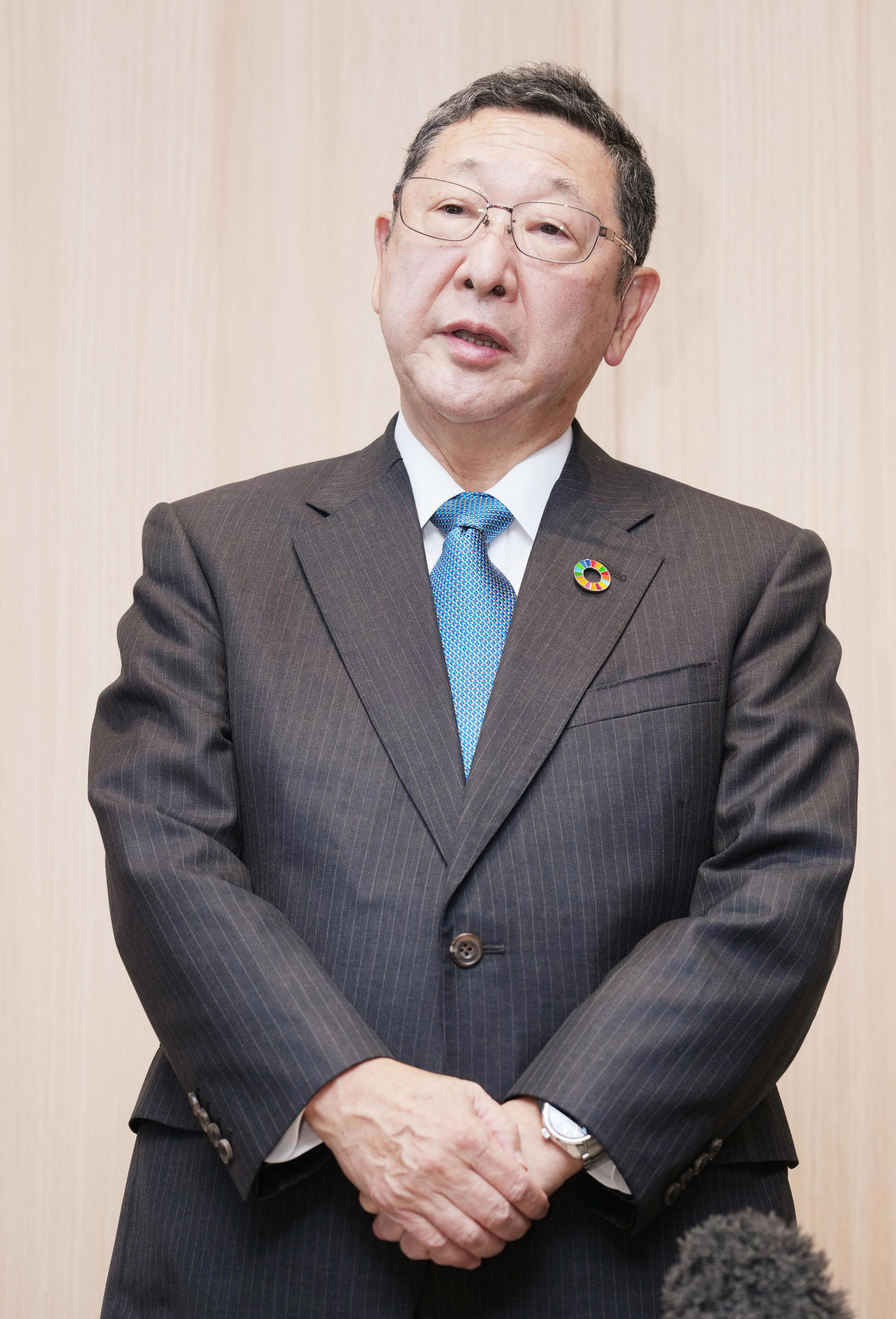 松井監督から就任のあいさつを受けた西武の後藤球団オーナーは、記者の質問に答える（撮影・菅敏）