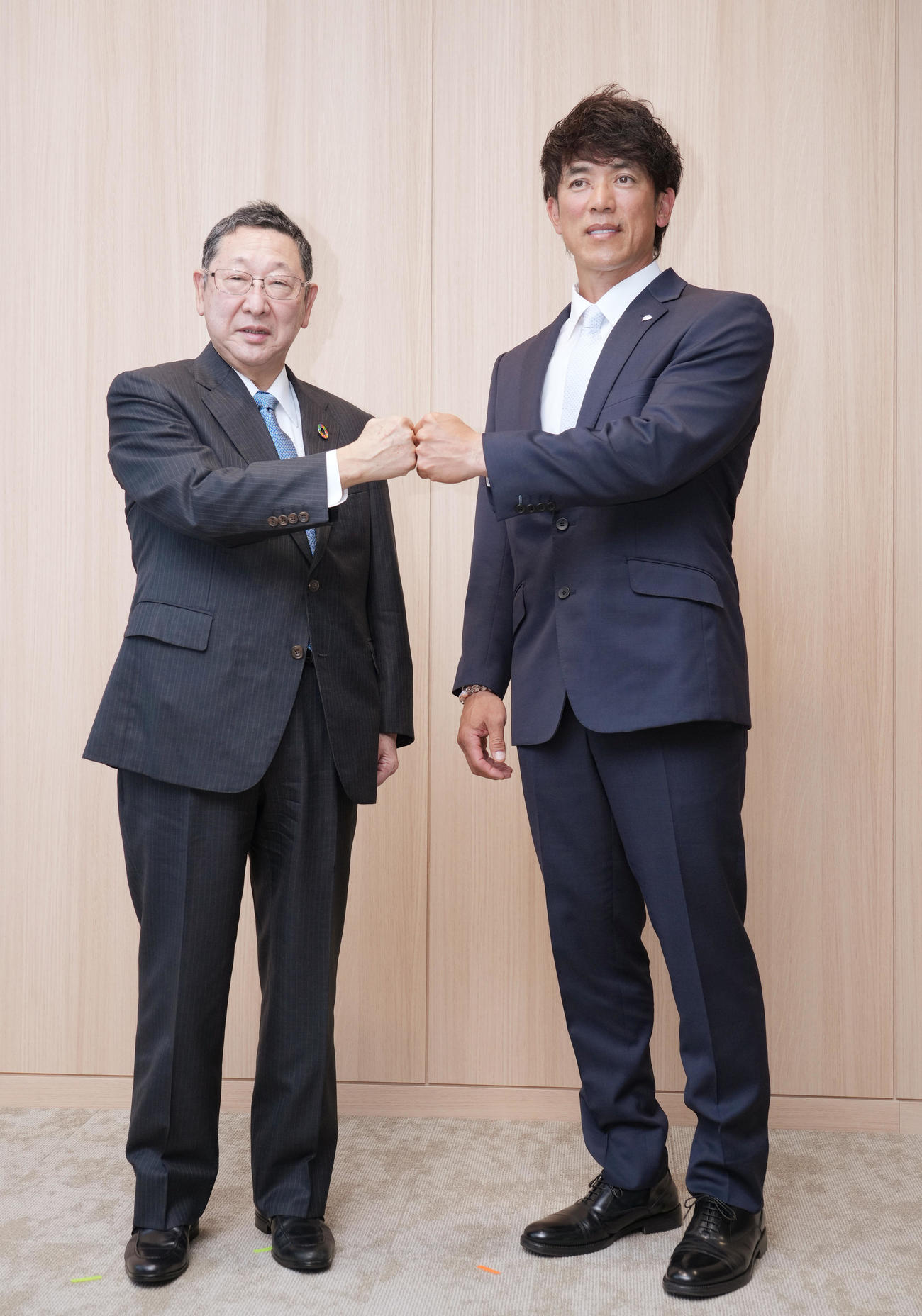 西武ホールディングス本社を訪れ就任のあいさつをした松井監督（右）は、後藤球団オーナーとグータッチをする（撮影・菅敏）