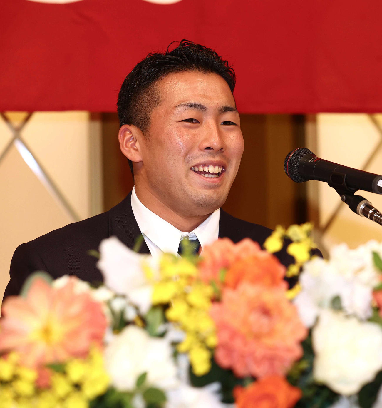 仮契約の会見で笑顔を見せる、巨人ドラフト1位の高松商・浅野（撮影・上田博志）