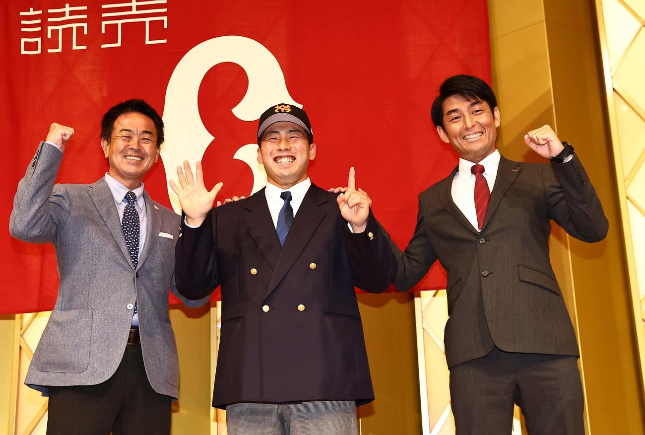仮契約の会見で笑顔を見せる左から水野スカウト部長、巨人ドラフト1位の高松商・浅野、岸スカウト（撮影・上田博志）
