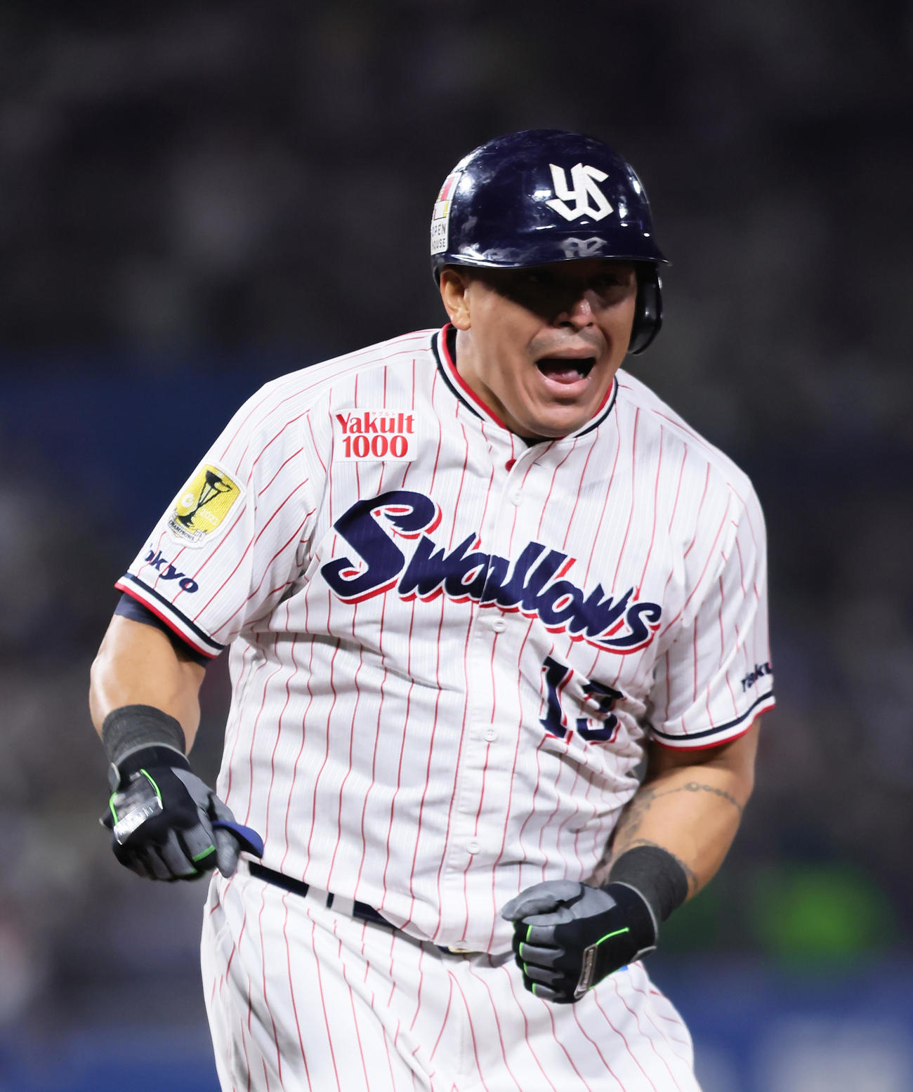 2022年10月、SMBC日本シリーズ2022　オスナは左越え3点本塁打を放ち絶叫する（撮影・足立雅史）