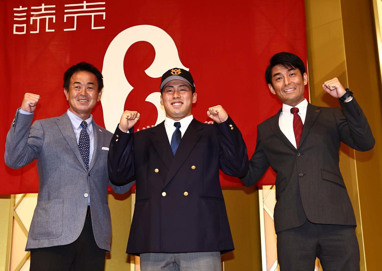 仮契約を終え笑顔でガッツポーズをする左から水野スカウト部長、巨人ドラフト1位の高松商・浅野、岸スカウト（撮影・上田博志）