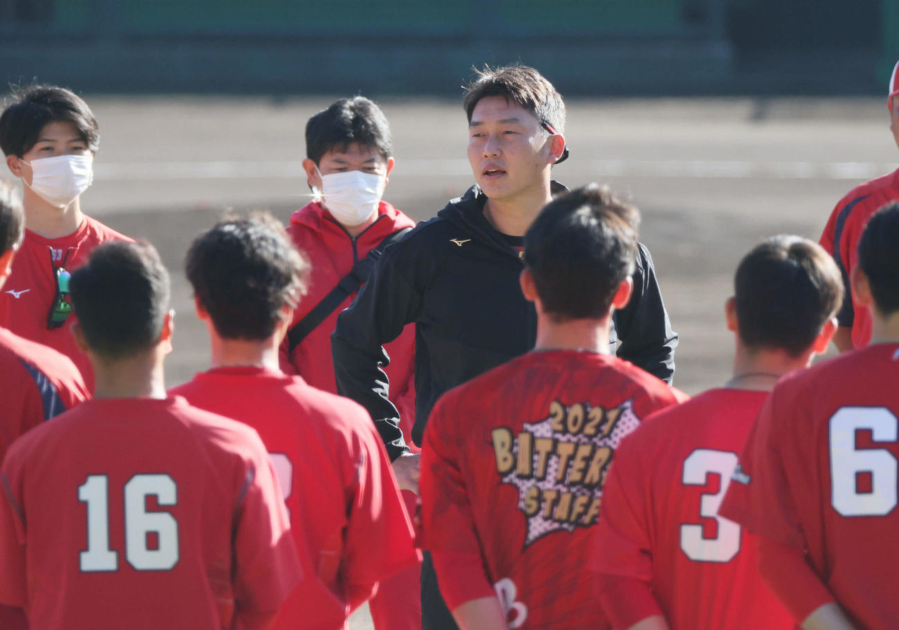 広島秋季キャンプ　グラウンドにナインらを集め、訓示する新井新監督（撮影・加藤孝規）