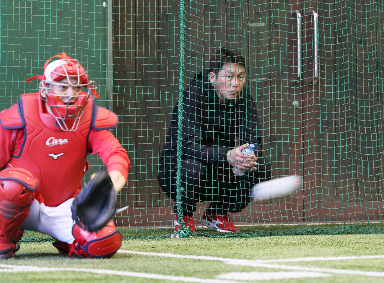 ブルペンを視察する広島新井監督（右）（撮影・加藤孝規）