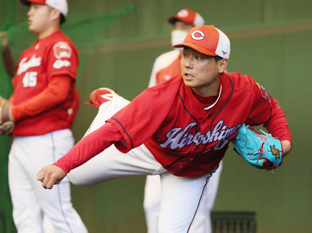 広島秋季キャンプ　ブルペンで投げる栗林（撮影・加藤孝規）