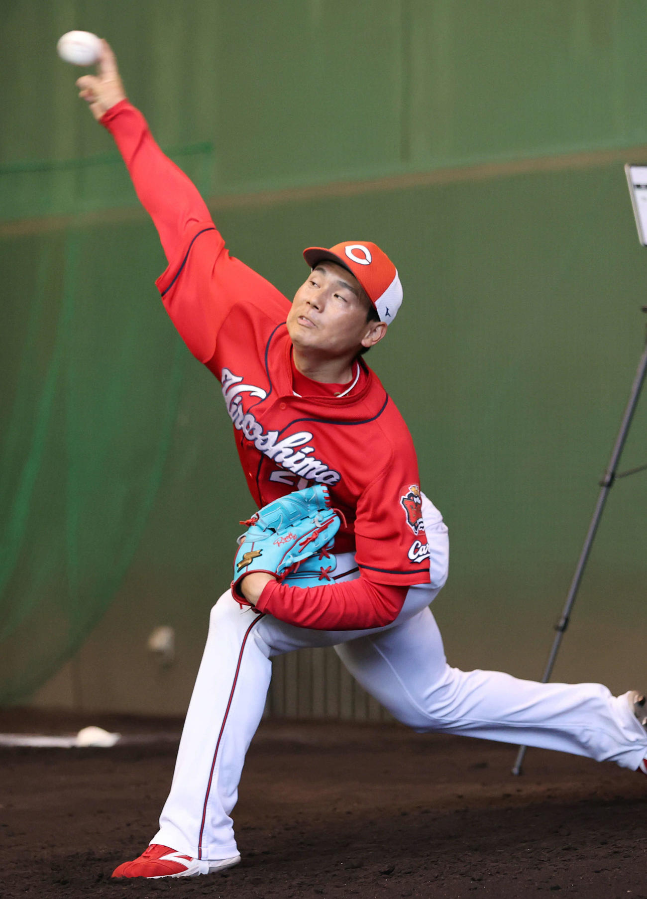 広島秋季キャンプ　ブルペンで投げる栗林（撮影・加藤孝規）