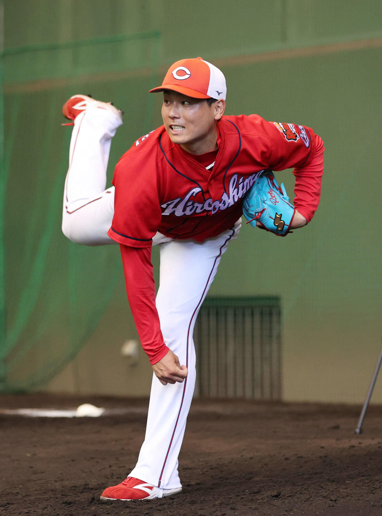 広島秋季キャンプ　ブルペンで投げる栗林（撮影・加藤孝規）