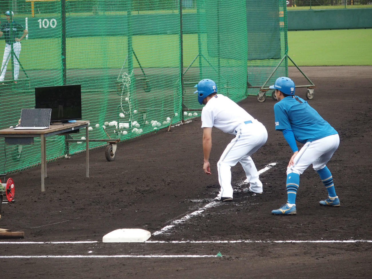 モニターでオリックス投手陣の映像を見ながら走塁の練習に取り組む日本ハム五十幡（右）と江越（撮影・中島宙恵）