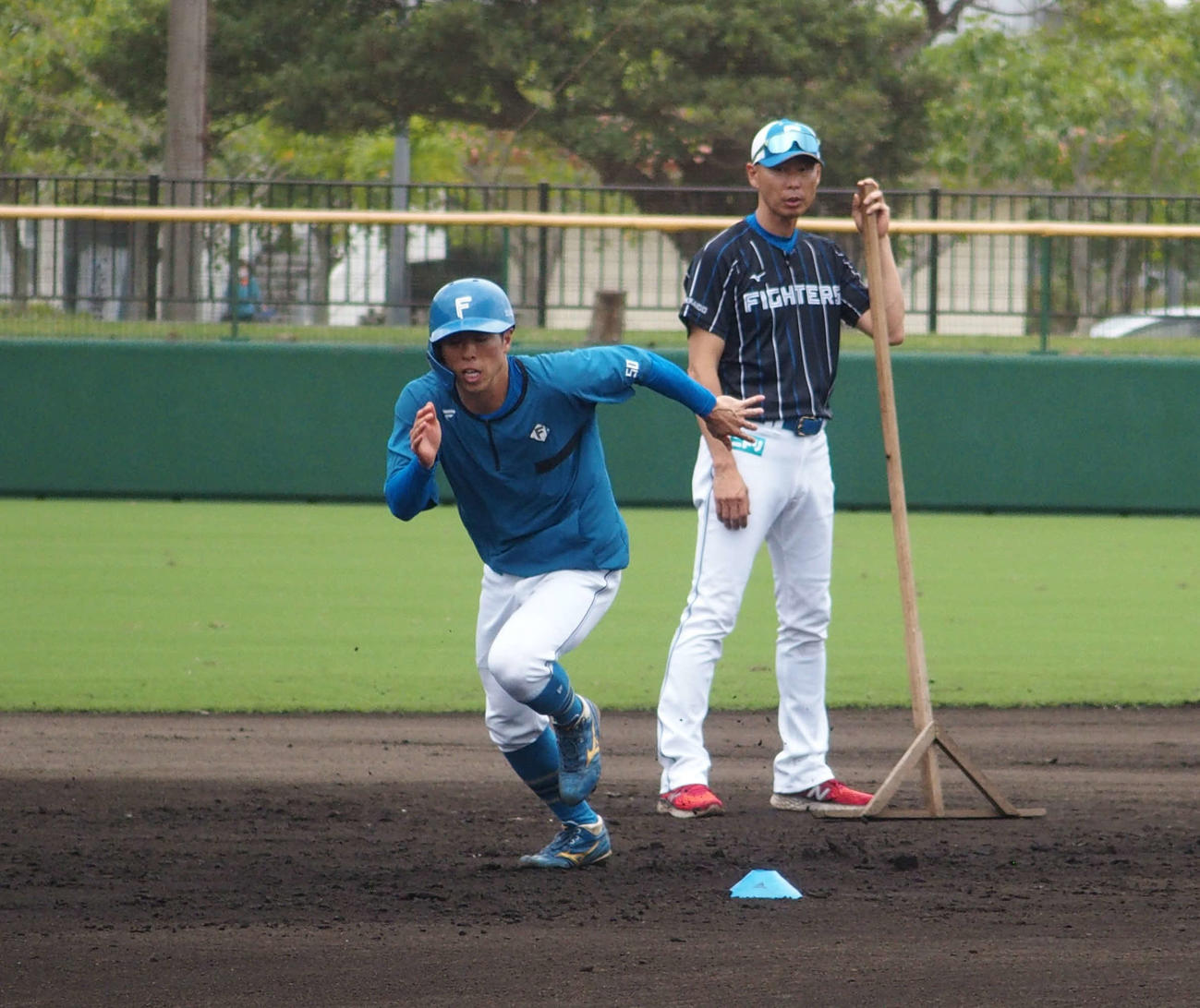 走塁練習をする日本ハム五十幡（左）と森本外野守備走塁コーチ（撮影・中島宙恵）