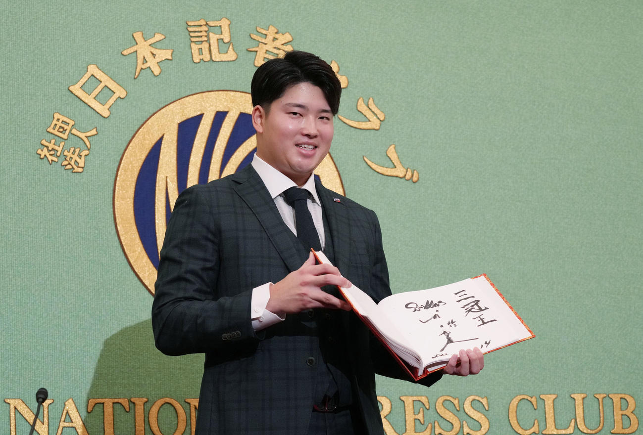 会見後に記念撮影するヤクルト村上（撮影・狩俣裕三）