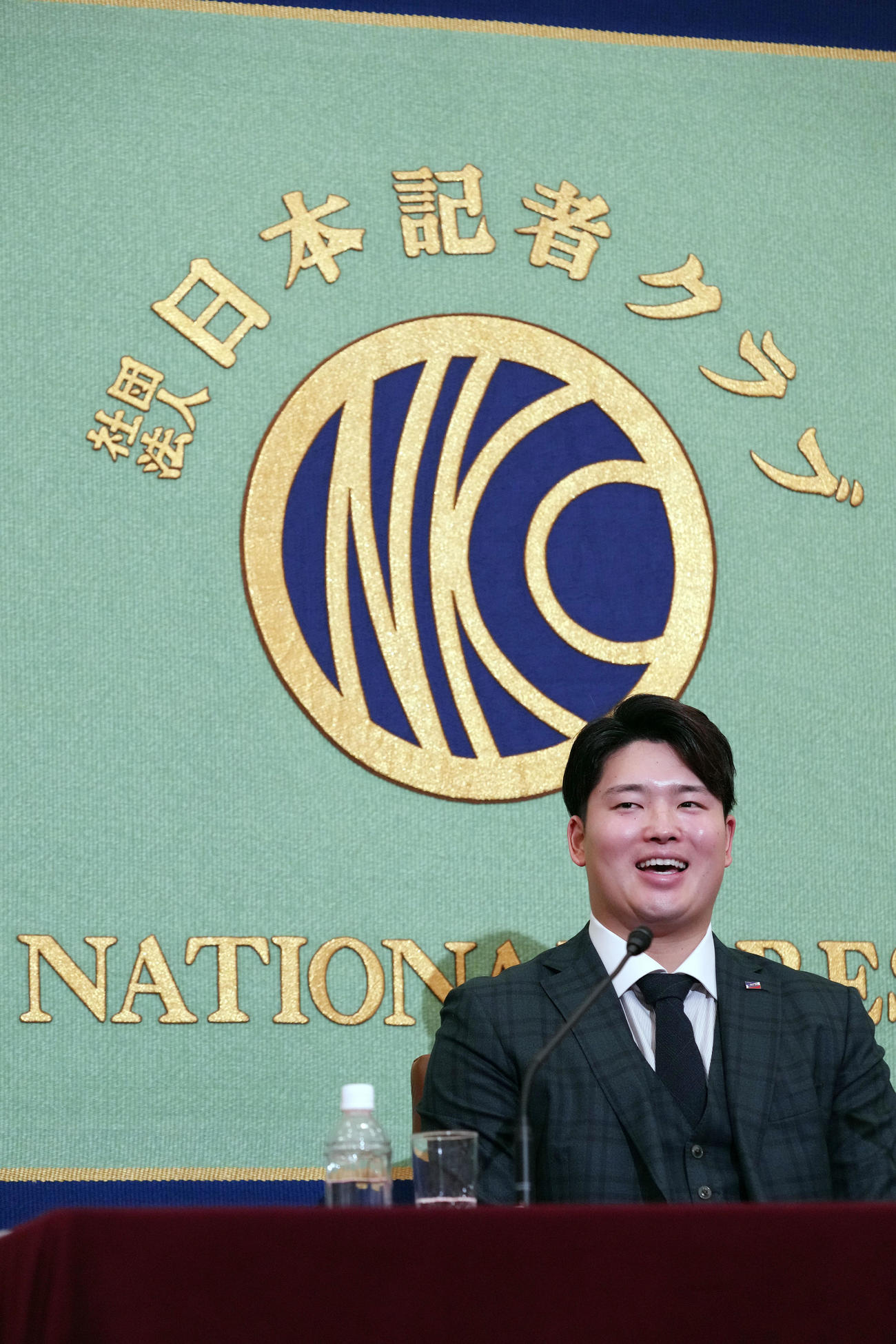 日本記者クラブでの会見で笑顔を見せるヤクルト村上（撮影・狩俣裕三）