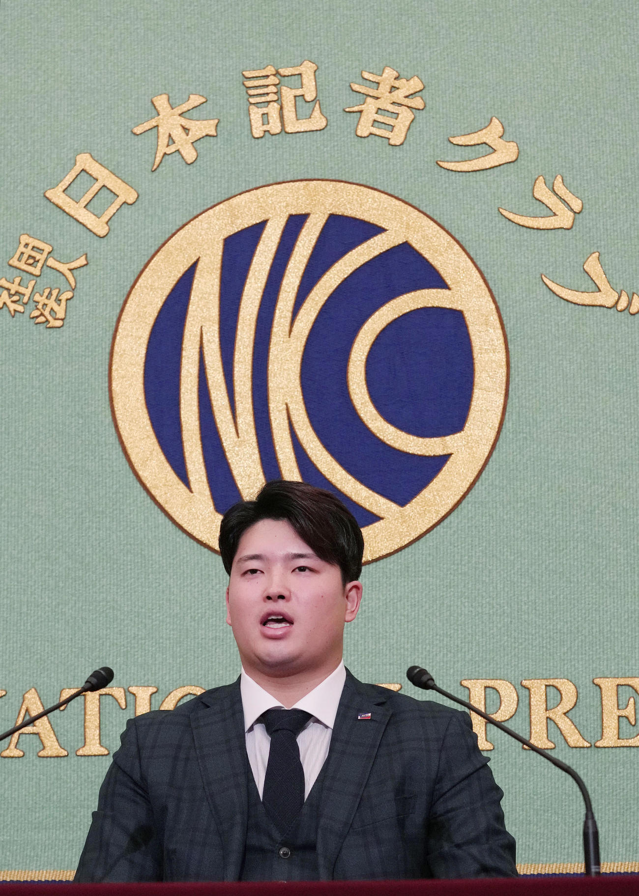 日本記者クラブでの会見で質問に答えるヤクルト村上（撮影・狩俣裕三）