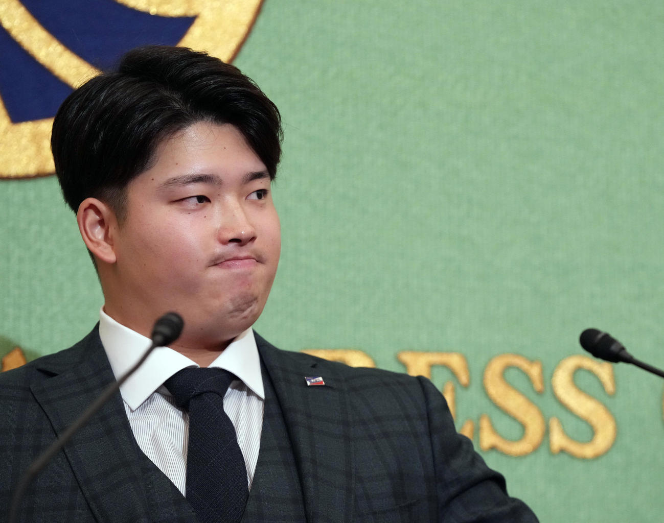 日本記者クラブでの会見で、記者からの質問を聞くヤクルト村上（撮影・狩俣裕三）