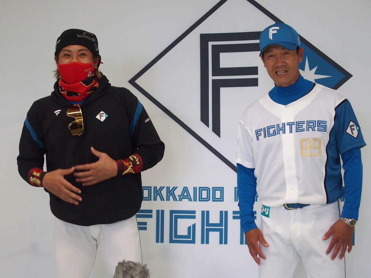 就任会見に臨んだ日本ハム八木打撃コーチ（右）と新庄監督（撮影・中島宙恵）