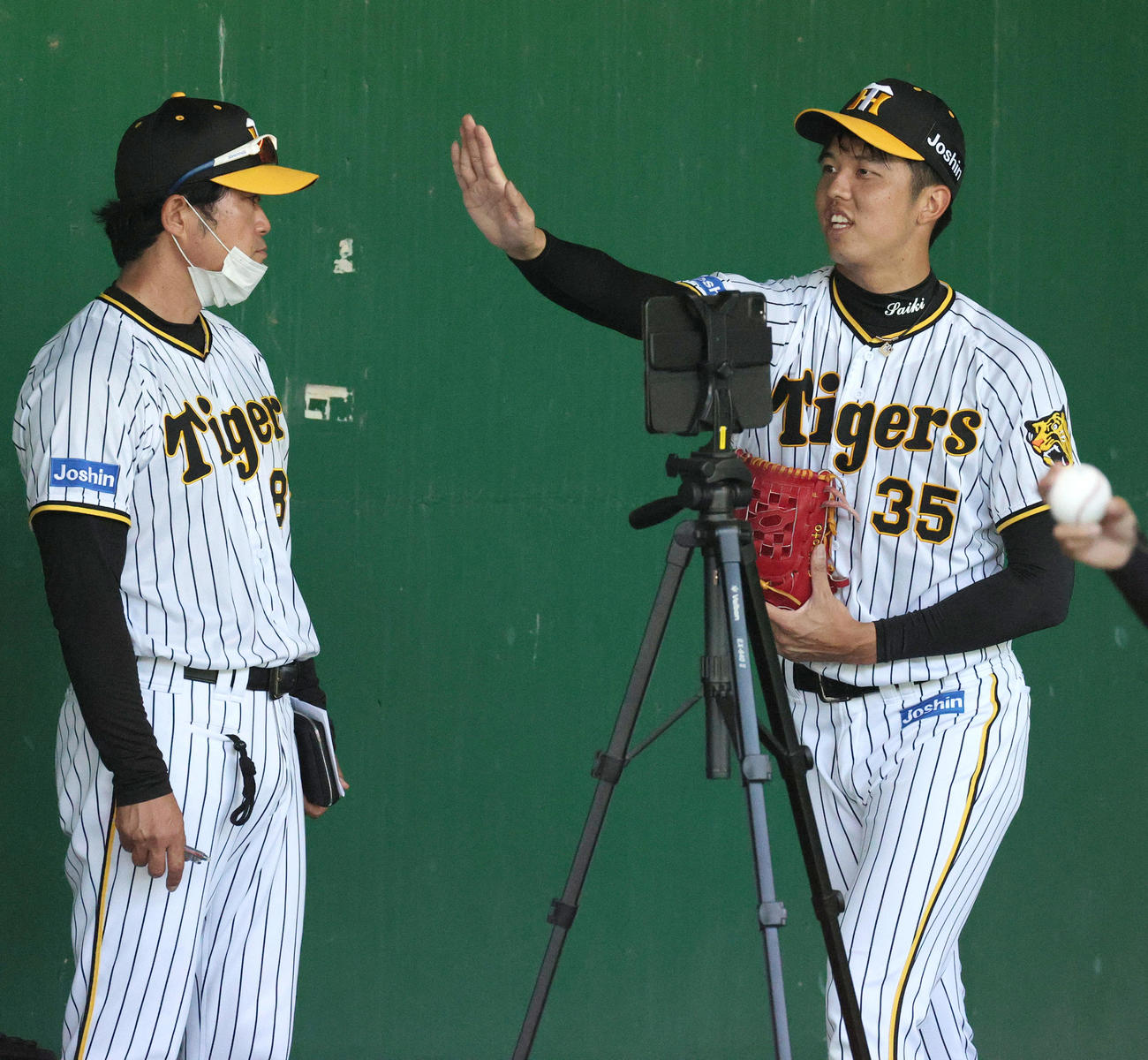 才木浩人（右）と安藤優也投手コーチ（2022年11月10日撮影）
