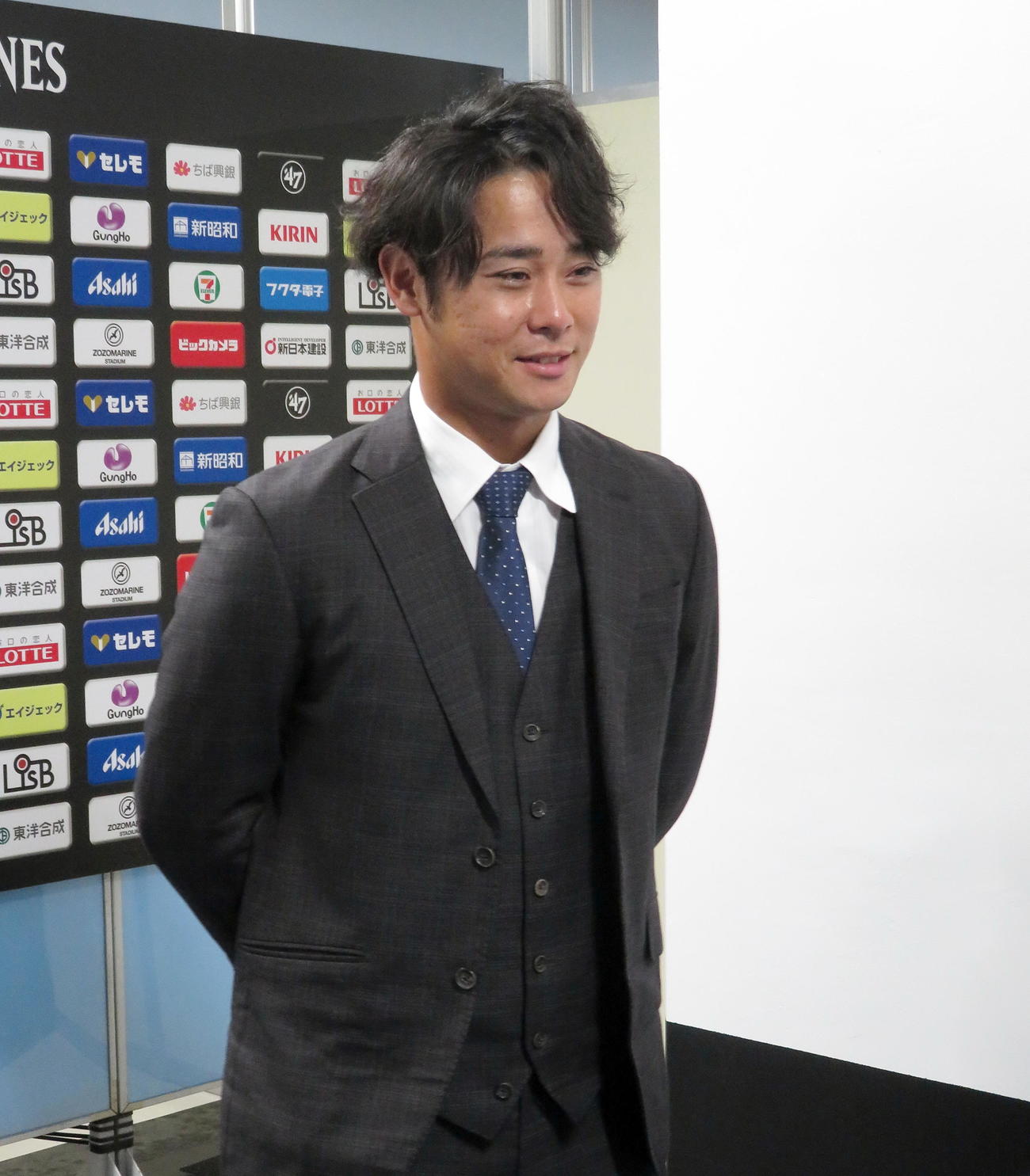 契約更改後に取材対応するロッテ平沢（撮影・鎌田直秀）