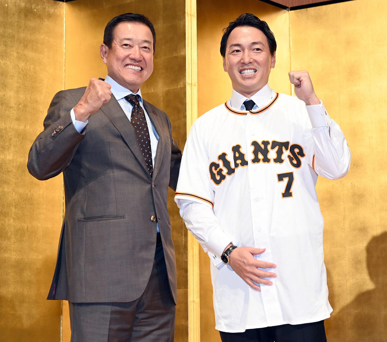 背番号「7」に袖を通し笑顔を見せる巨人長野（右）と原監督（撮影・たえ見朱実）