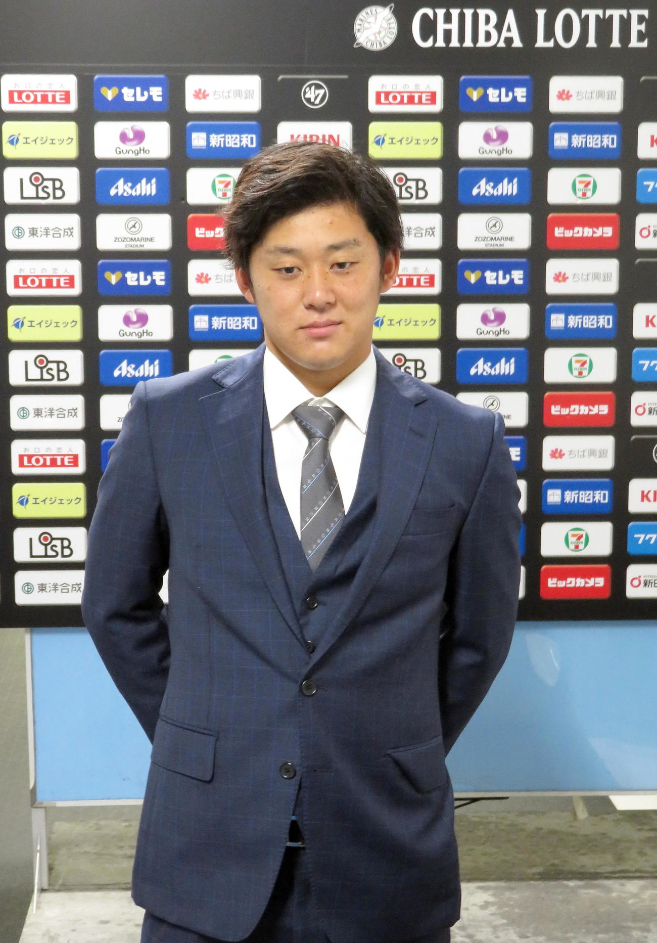 契約更改後に取材対応するロッテ鈴木（撮影・鎌田直秀）