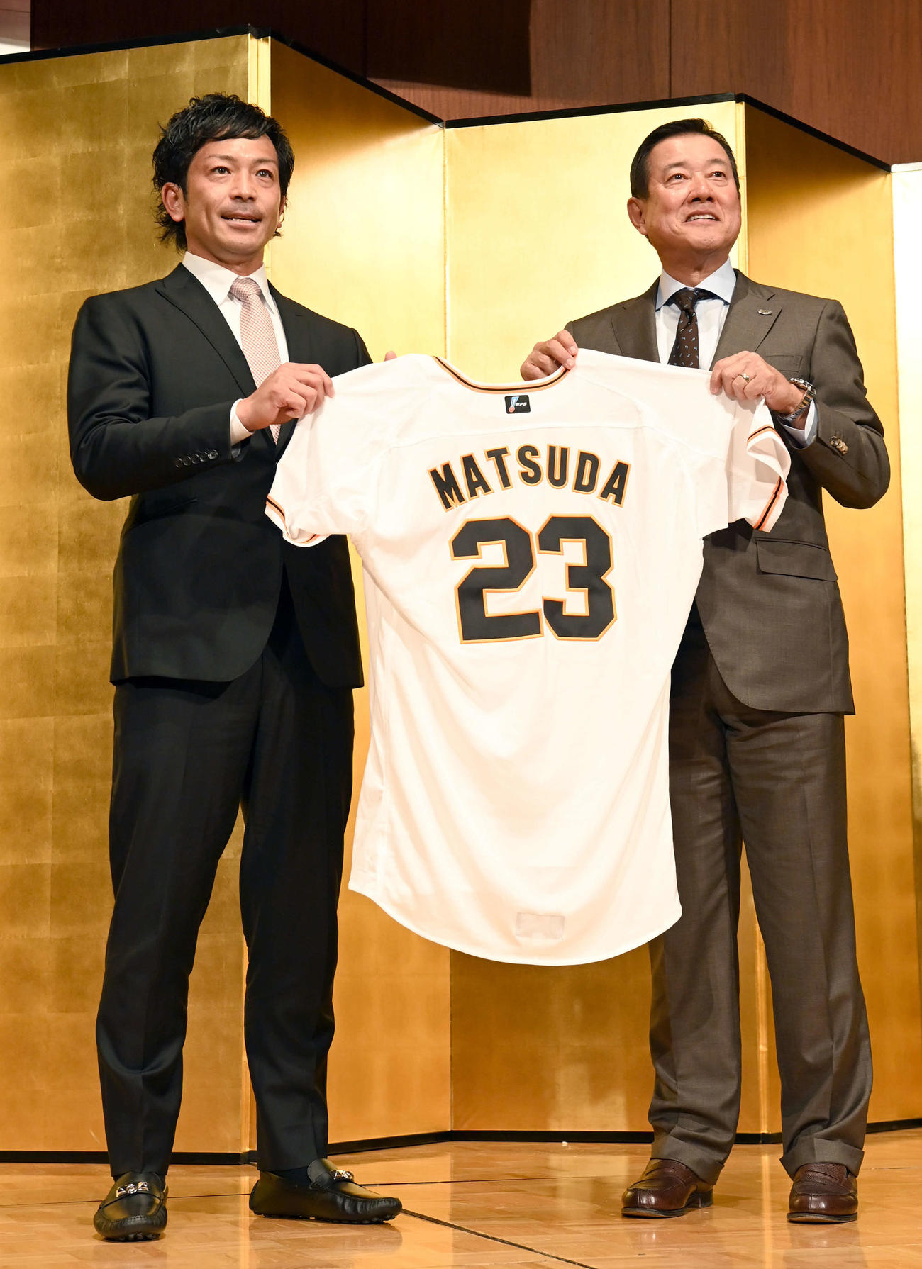 背番号「23」を披露した巨人松田。左は原監督（撮影・たえ見朱実）