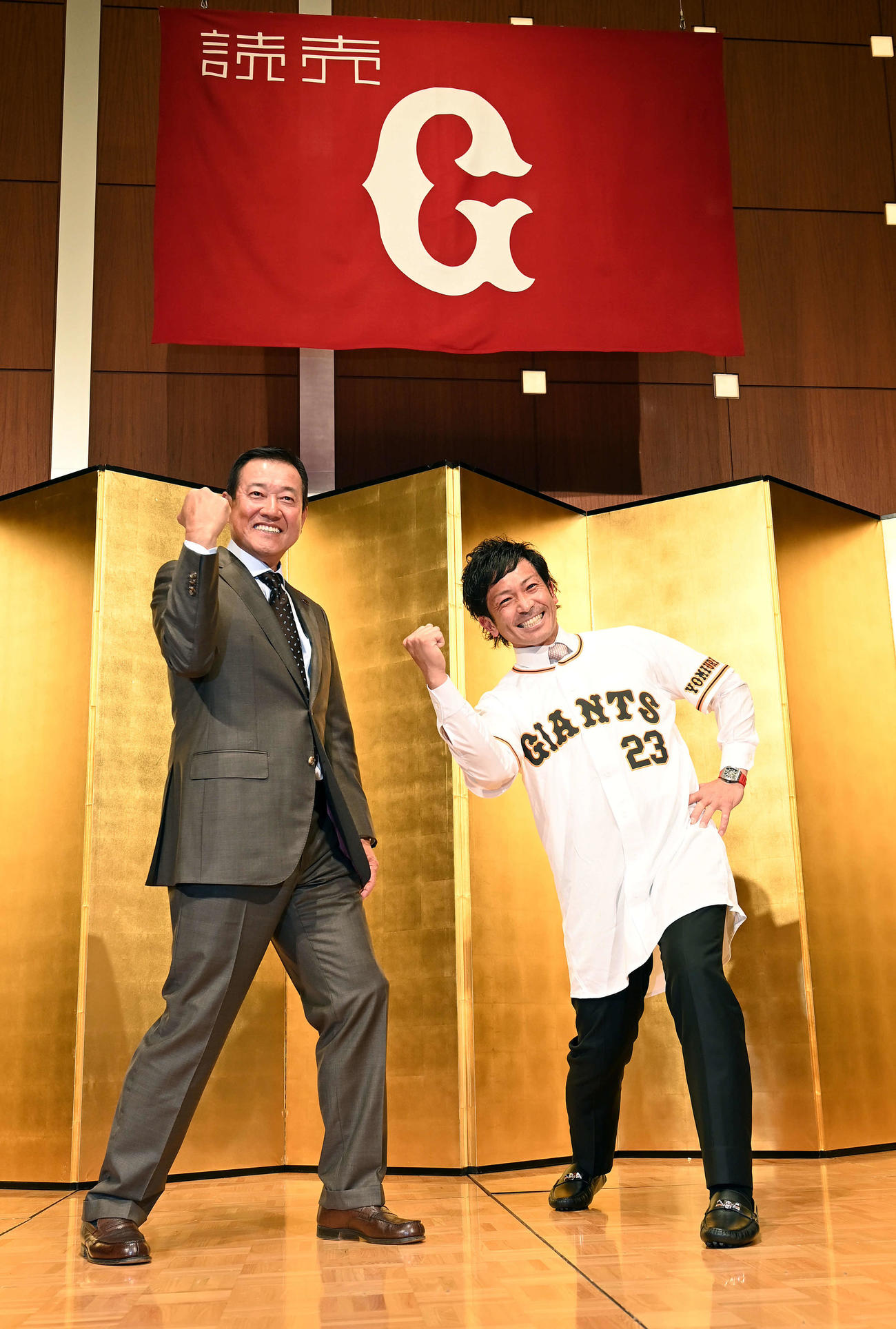 入団会見に臨んだ巨人松田（右）は原監督と笑顔で「熱男」ポーズを決める（撮影・たえ見朱実）