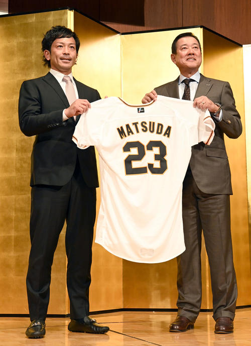 巨人】熱男・松田宣浩が入団会見「まだまだ若く、熱く、元気にやって