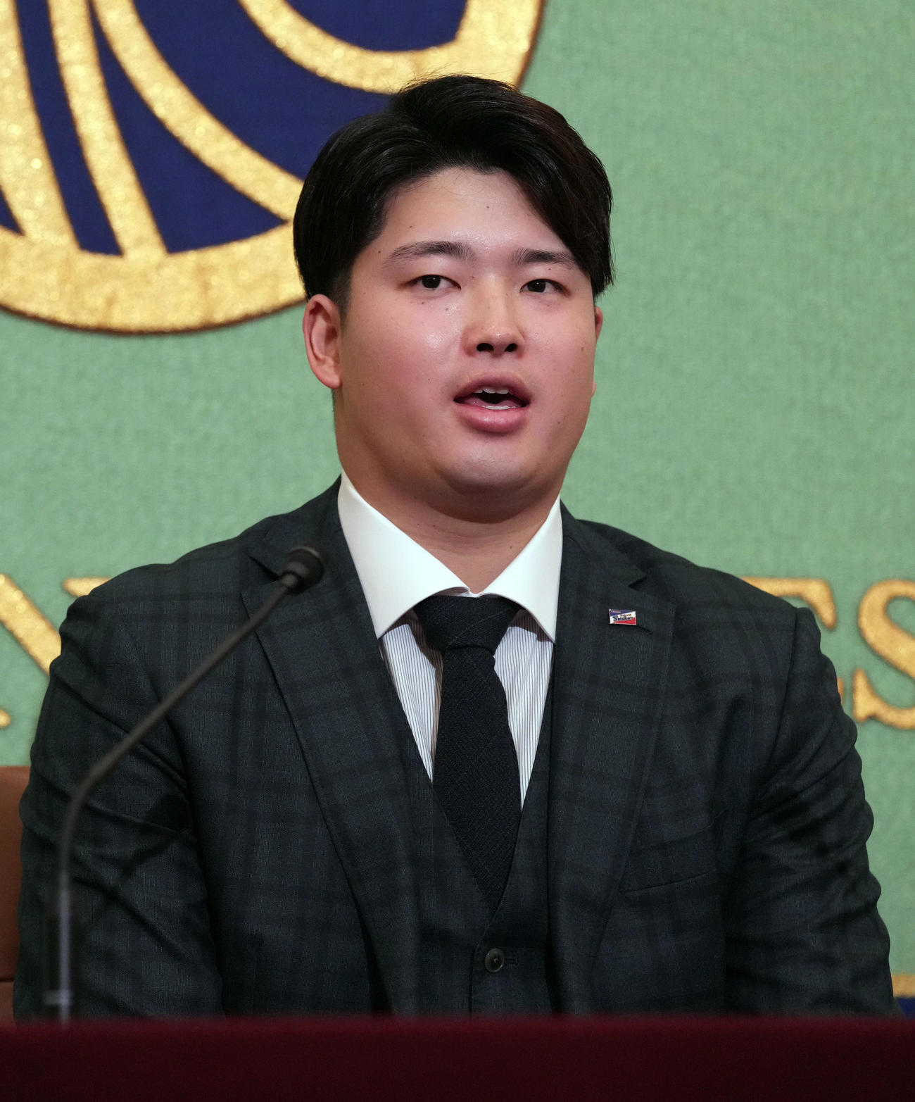 14日、日本記者クラブで会見を行ったヤクルト村上（撮影・狩俣裕三）