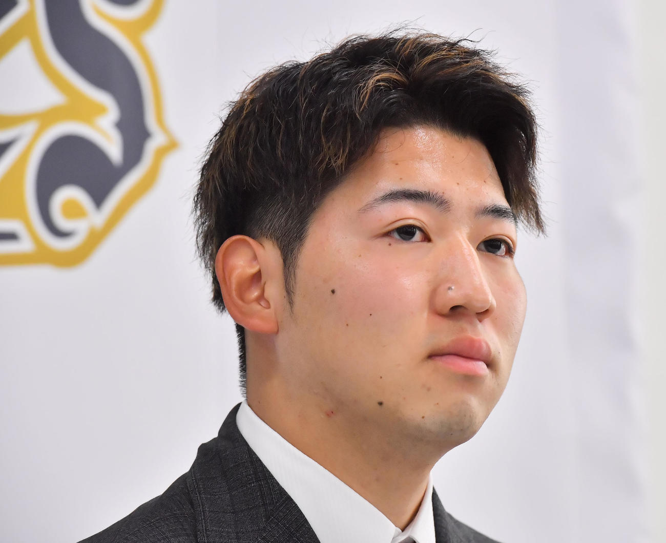 現状維持でサインし会見するオリックス椋木（撮影・和賀正仁）
