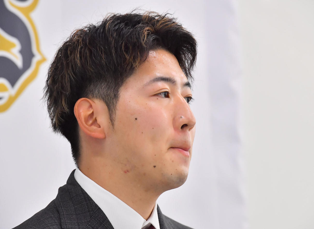 現状維持でサインし会見するオリックス椋木（撮影・和賀正仁）