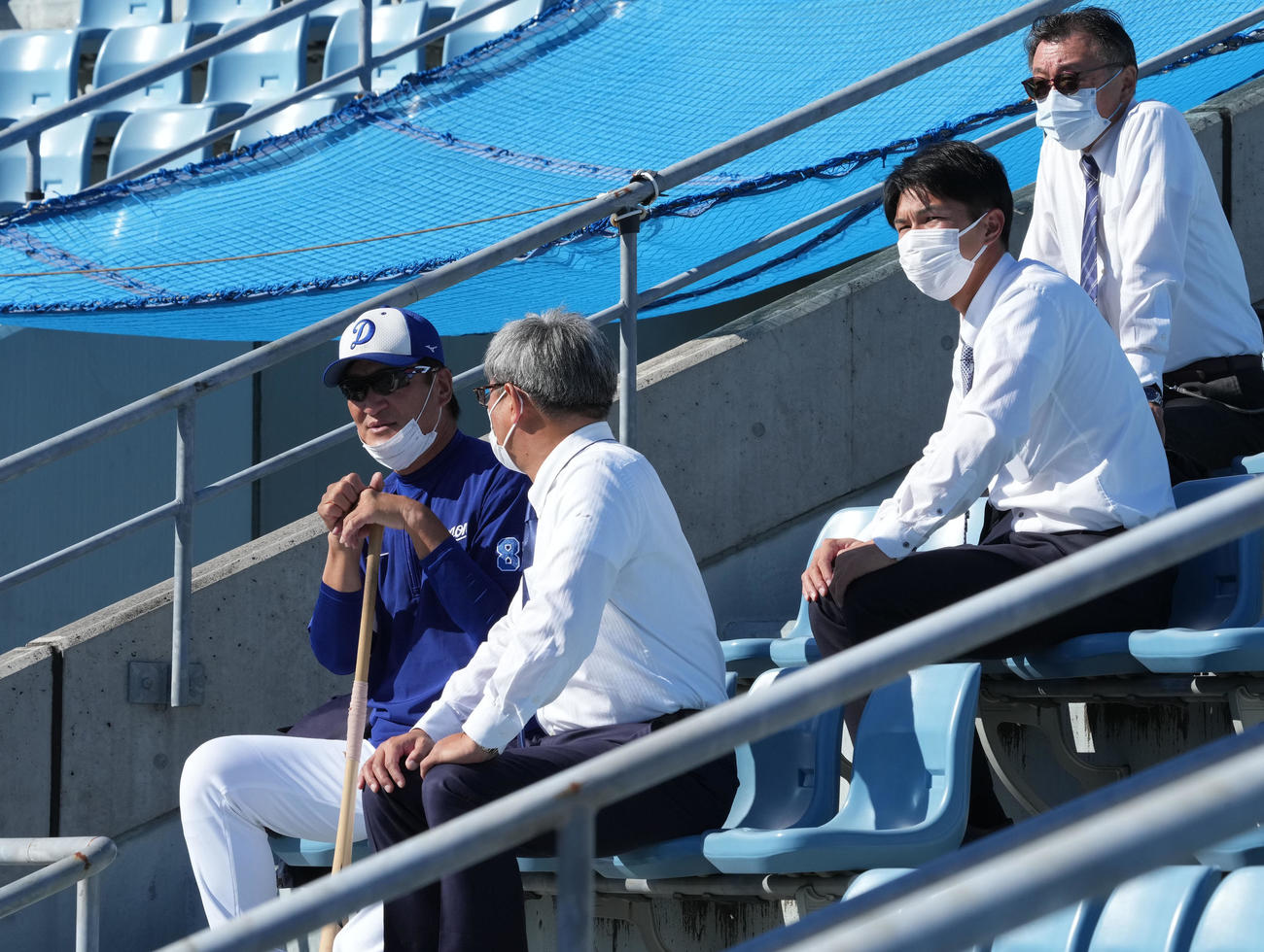 練習を見学する中日ドラフト7位の福永裕基（右から2人目）。左は片岡篤史2軍監督（撮影・森本幸一）