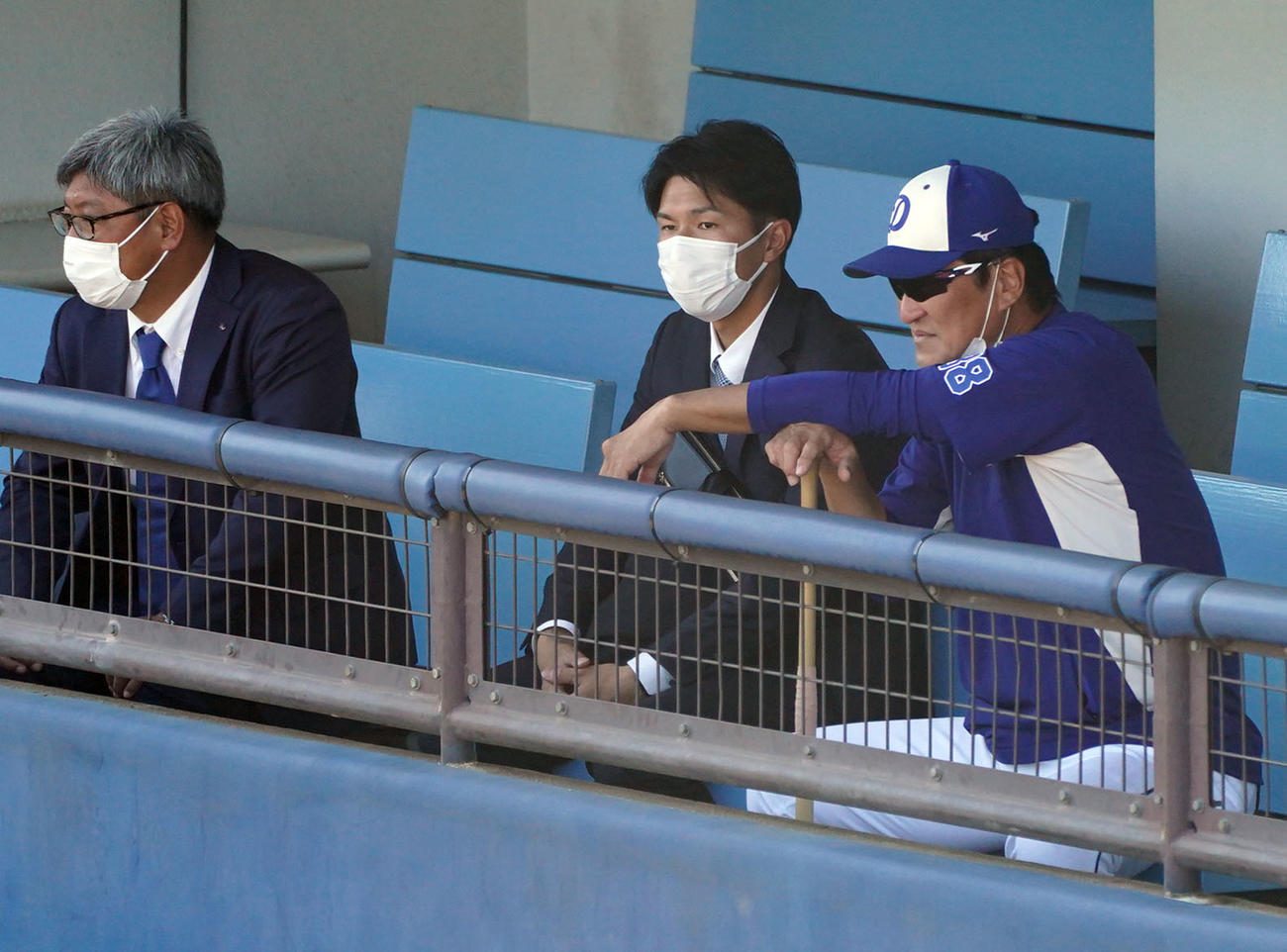 練習を見学する中日ドラフト7位の福永裕基（中央）。右は片岡篤史2軍監督（撮影・森本幸一）