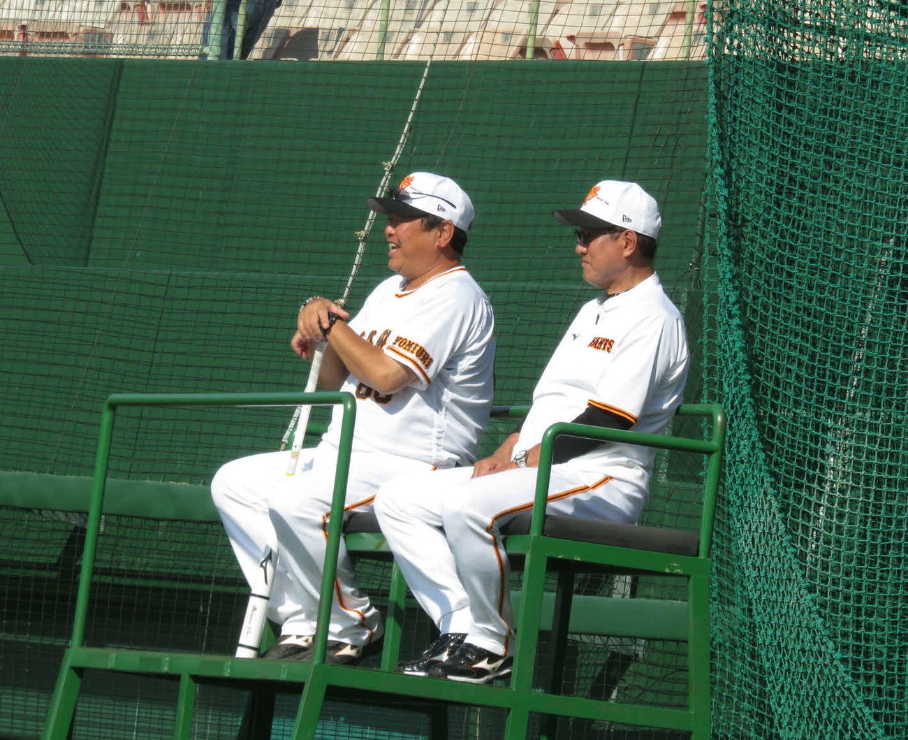 「原タワー」から秋季キャンプを見つめる巨人原監督（右）と大久保打撃チーフコーチ（撮影・小早川宗一郎）