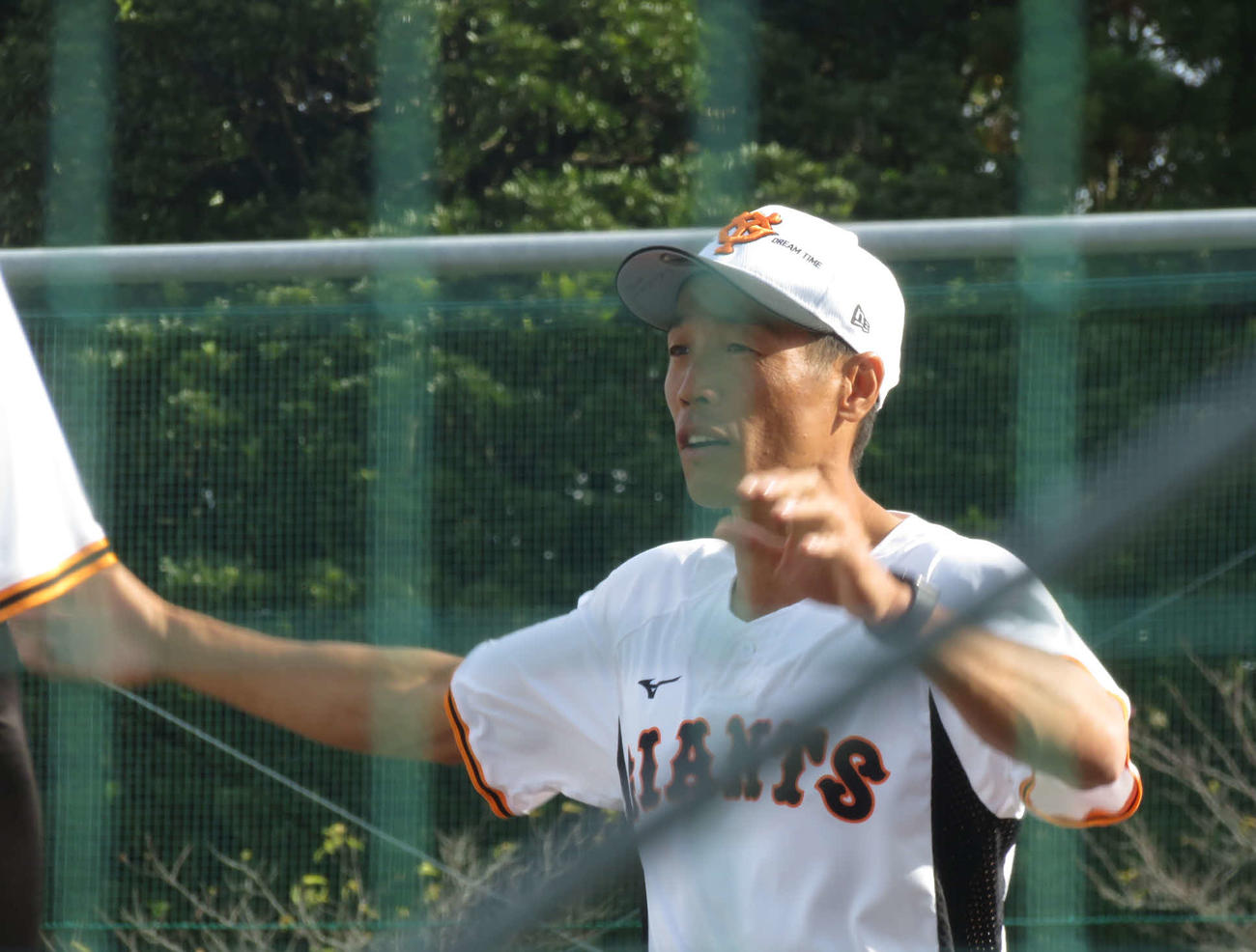 投手陣に走塁を指導する巨人鈴木尚広外野守備兼走塁コーチ（撮影・小早川宗一郎）