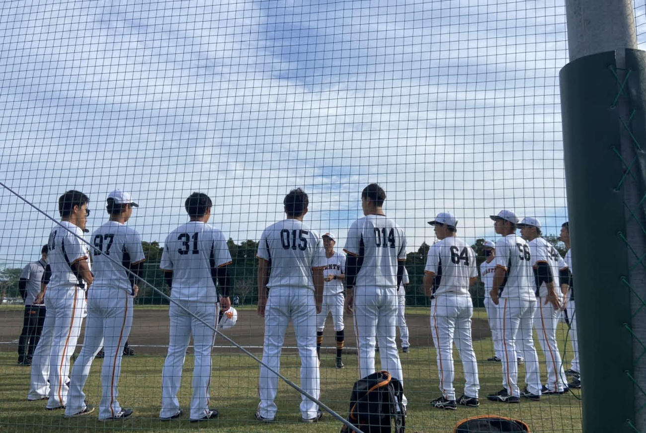 投手陣に走塁を指導する巨人鈴木尚広外野守備兼走塁コーチとそれを聞き入る投手陣（撮影・小早川宗一郎）