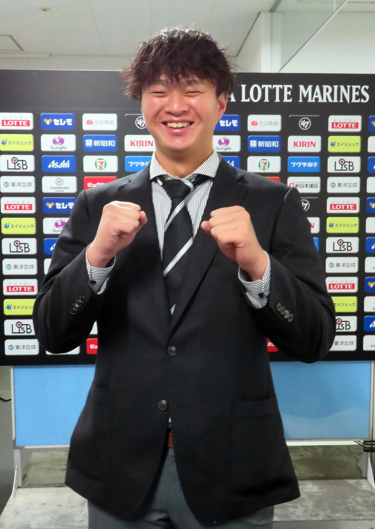 契約更改後に来季の躍進に向けてファイティングポーズをとるロッテ土居（撮影・鎌田直秀）