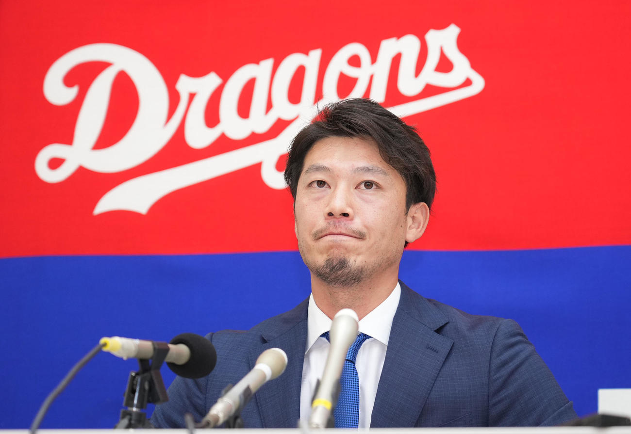 契約更改を終え会見する岩崎（撮影・森本幸一）
