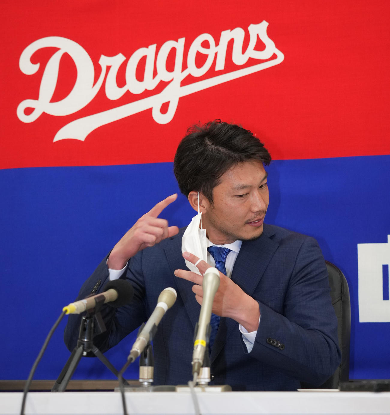 契約更改を終え会見場の席に着く岩崎（撮影・森本幸一）