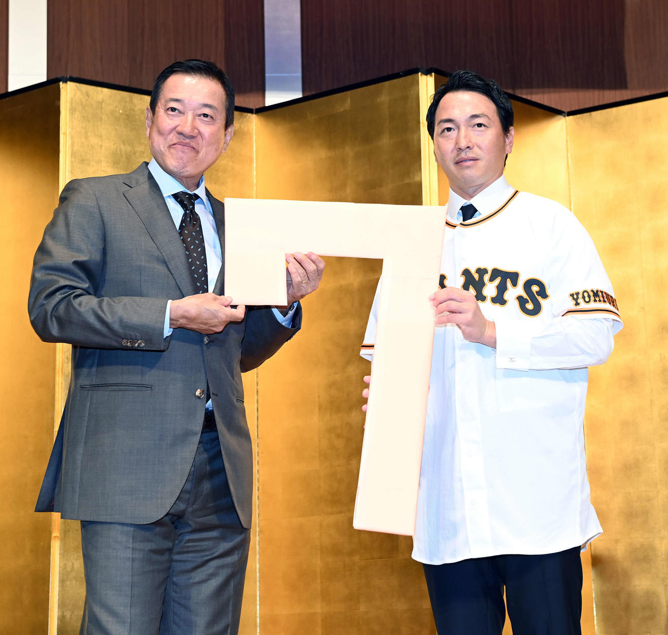 背番号が「7」に決まった巨人長野（右）は原監督と笑顔を見せる（撮影・たえ見朱実）