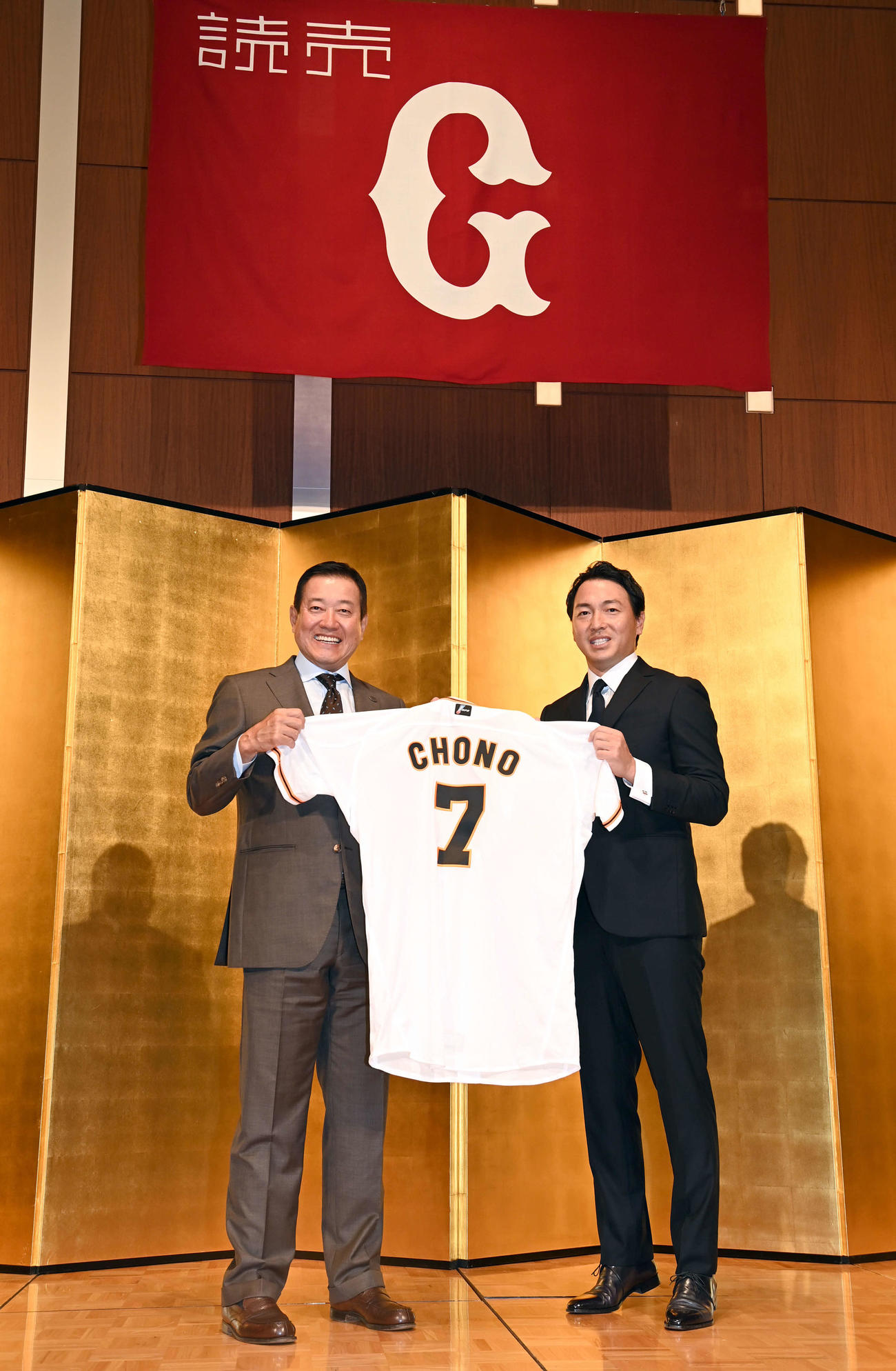 原監督（左）と記念撮影に納まる巨人長野（撮影・たえ見朱実）