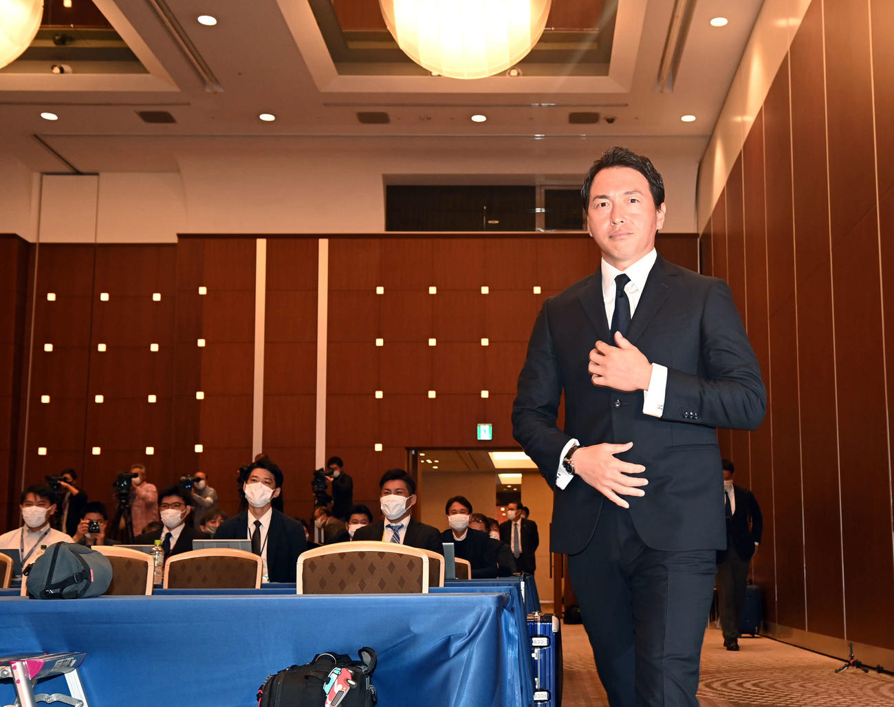緊張した面持ちで入団会見に臨む巨人長野（撮影・たえ見朱実）