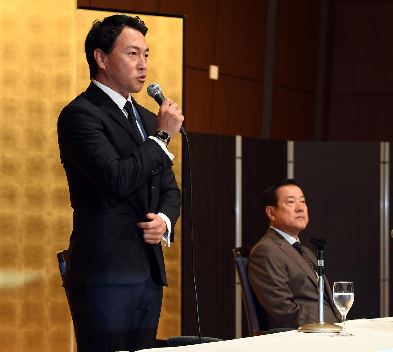 原監督とともに入団会見に臨んだ巨人長野（撮影・たえ見朱実）
