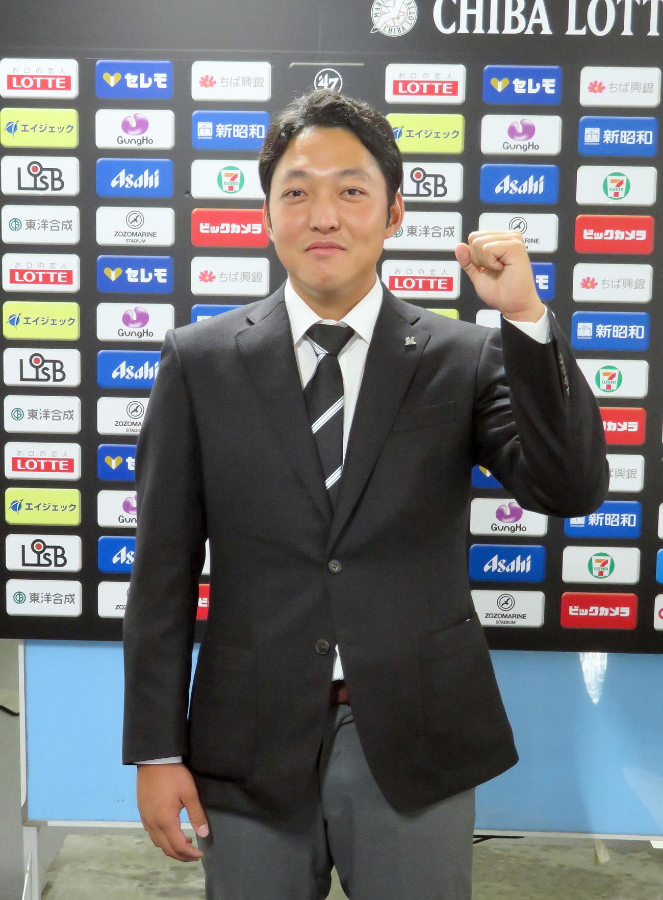大幅アップの評価を得て笑顔のロッテ佐藤奨（撮影・鎌田直秀）