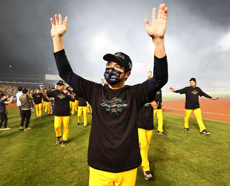 台湾シリーズで楽天を下して台湾2連覇を達成した中信兄弟の林威助監督はファンの声援に応えた（写真提供：中信兄弟球団）