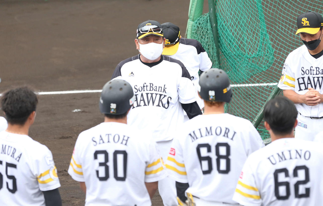 チーム打撃後にナインに話をする藤本博史監督（2022年11月12日撮影）