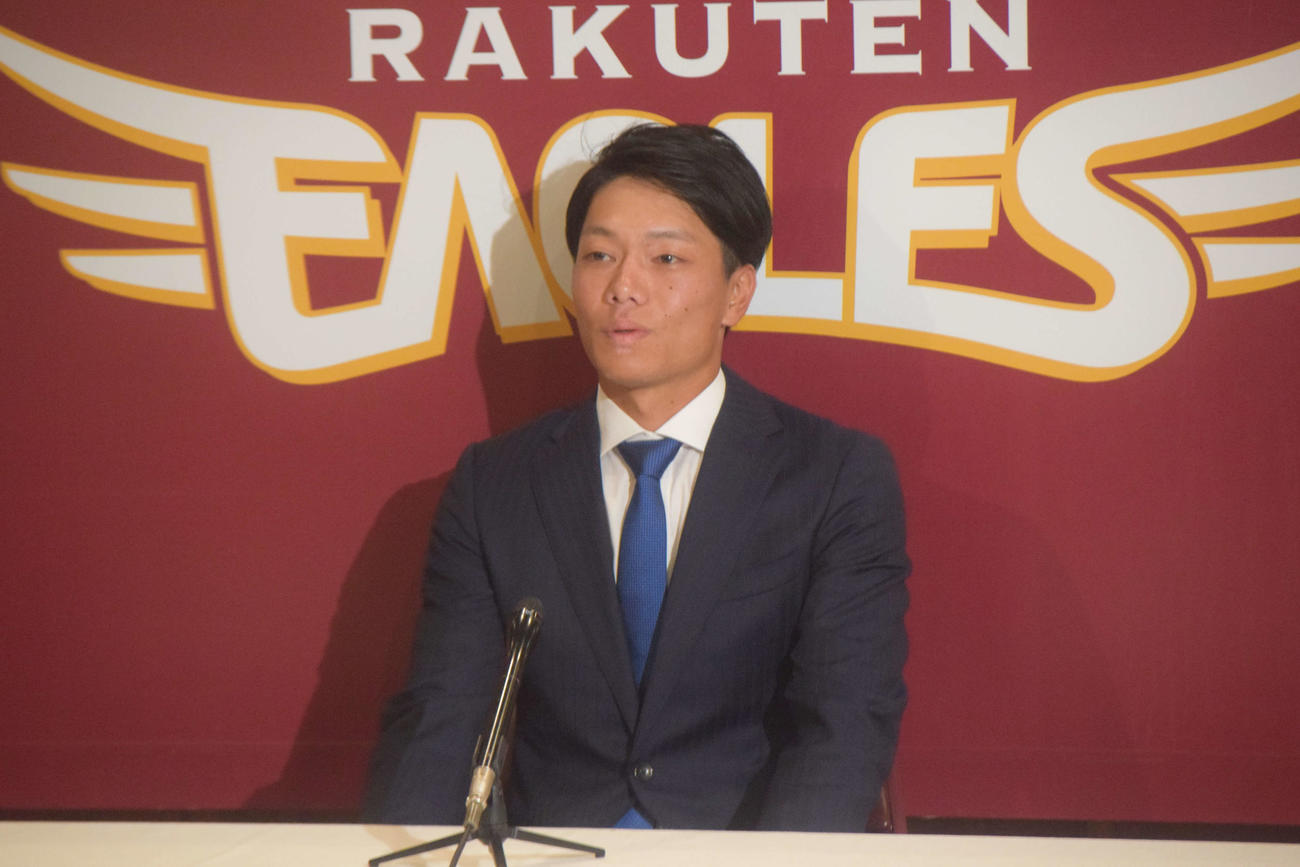 契約更改交渉を終え、取材に答える楽天田中和（代表撮影）