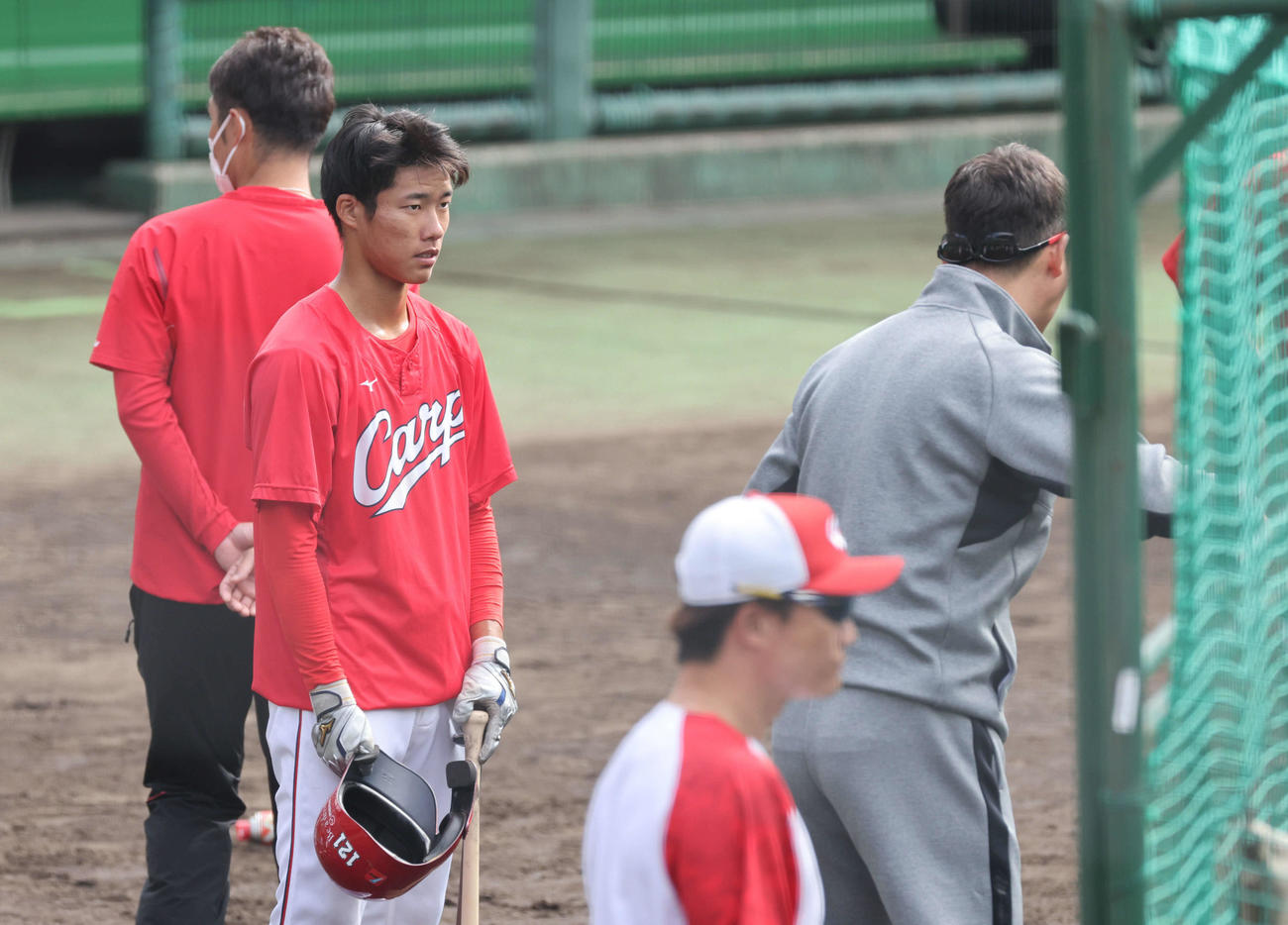 広島秋季キャンプ　新井新監督（右）のアドバイスを受ける二俣（左）（撮影・加藤孝規）