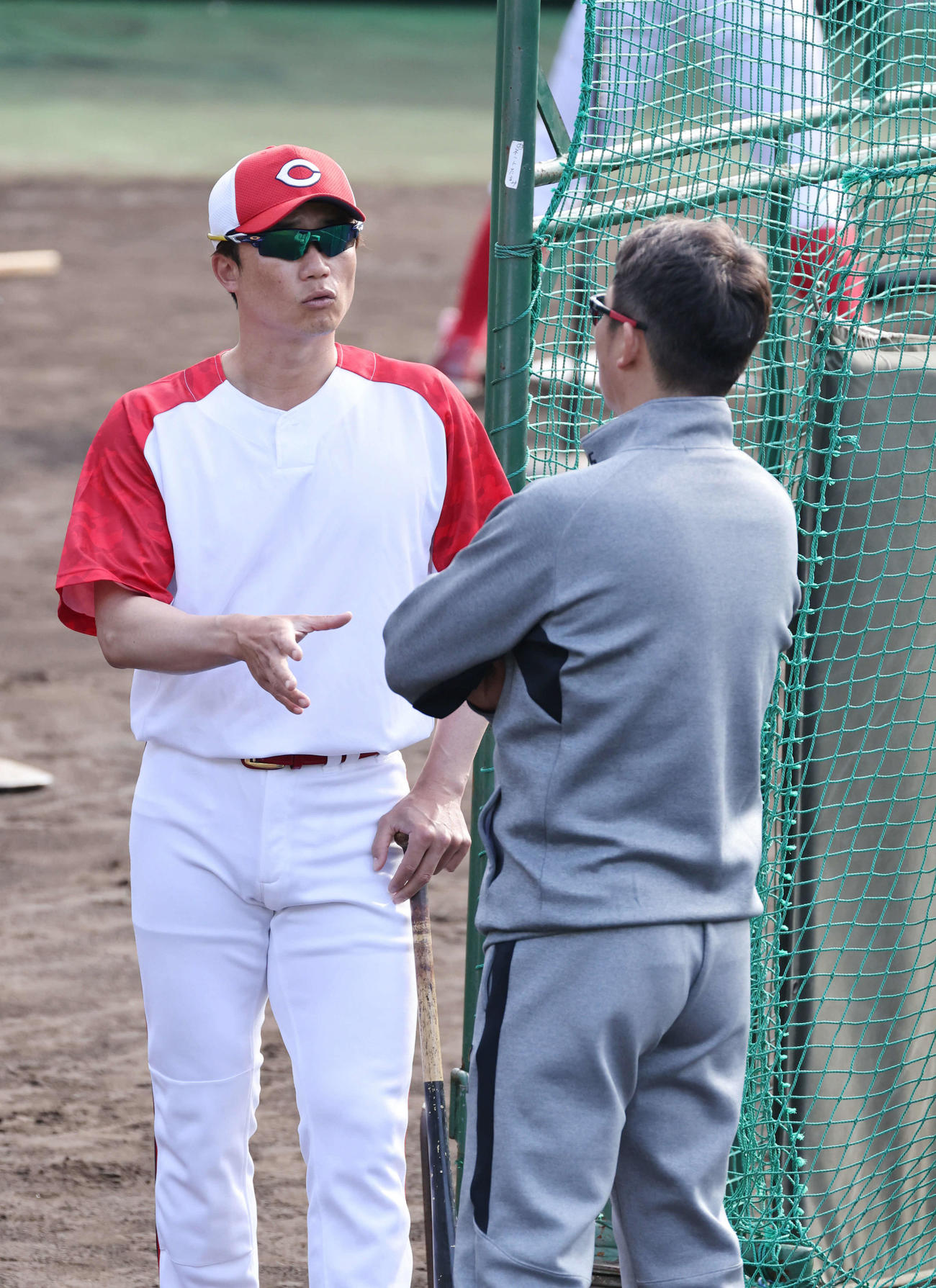 広島秋季キャンプ　新井2軍打撃コーチ（左）と話し合う新井新監督（撮影・加藤孝規）