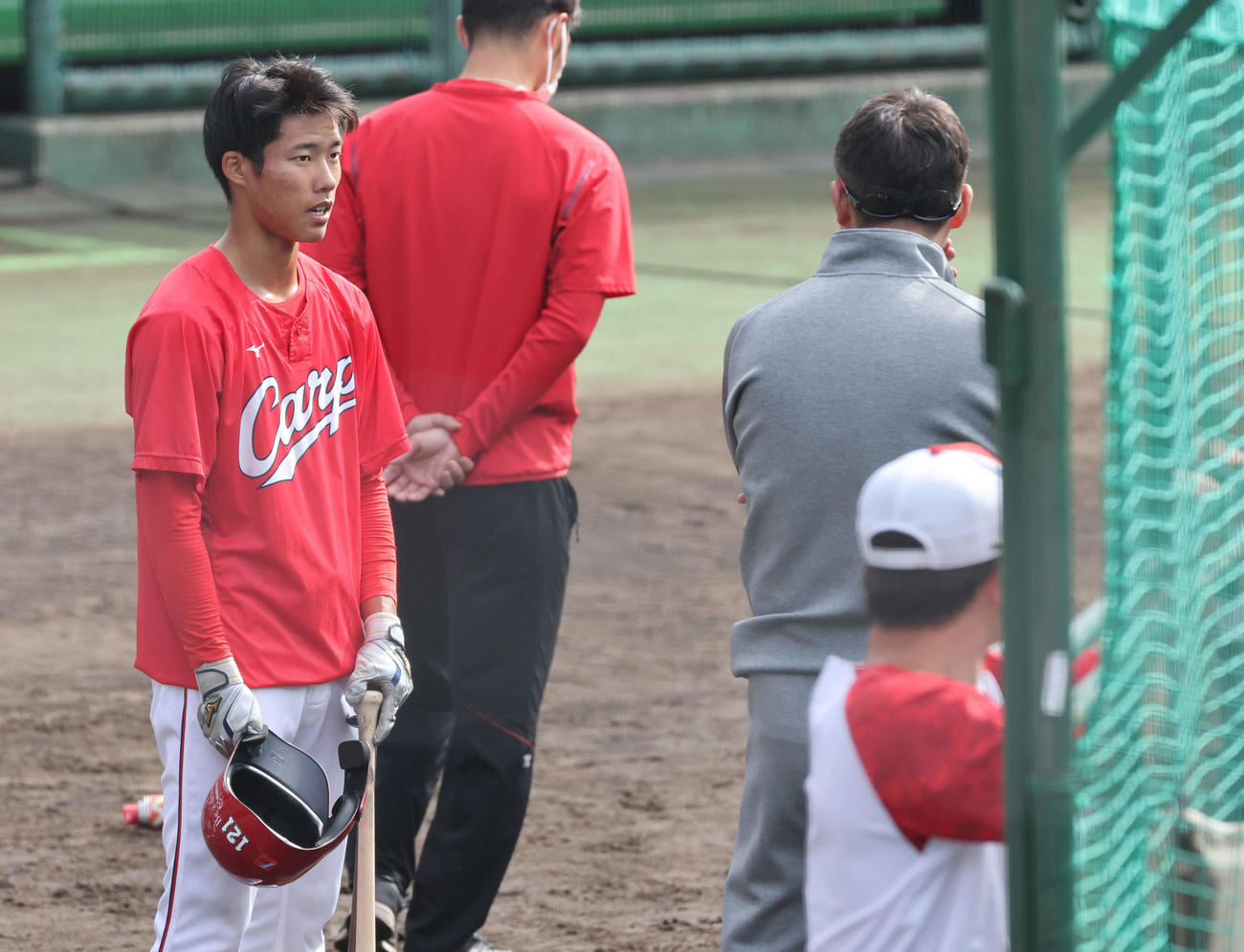 広島秋季キャンプ　新井新監督（右）のアドバイスを受ける二俣（左）（撮影・加藤孝規）