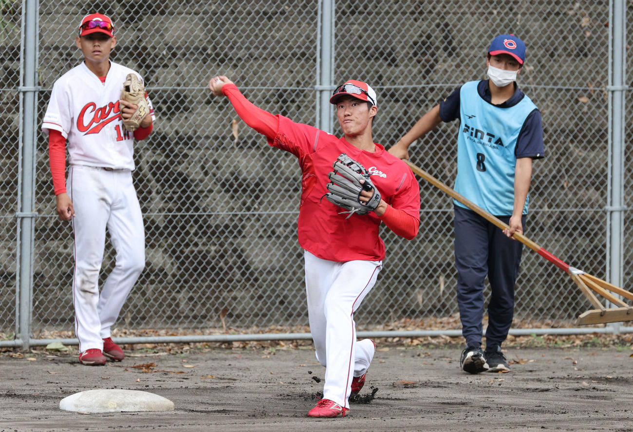 広島秋季キャンプ　新井新監督が見守る中、サブグラウンドでノックを受ける二俣（中央）（撮影・加藤孝規）